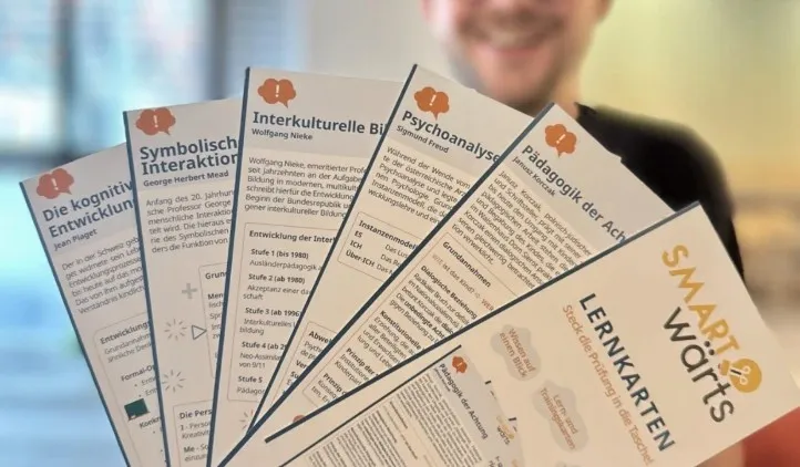 Tobi hält die gedruckten SMARTwärts-Lernkarten aufgefächert in die Kamera