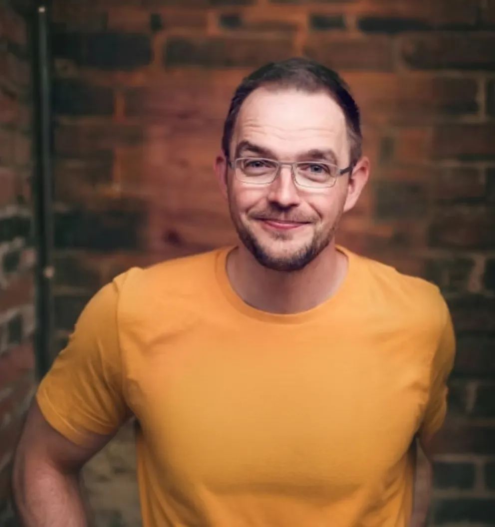Tobias Kammer, Pädagogiklehrer, lächelt in die Kamera